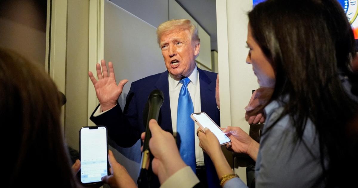 Donald Trump atiende a los medios en el Air Force One, de regreso a Washington tras pasar el fin de semana en Florida.