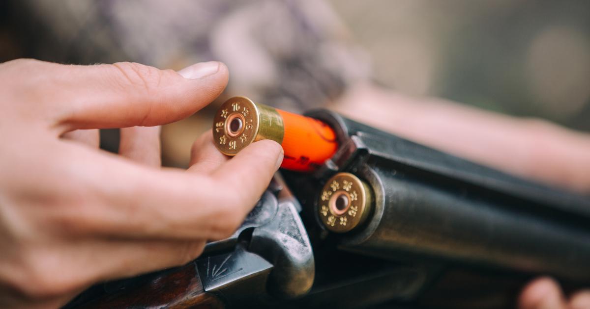 Imagen de archivo de una persona cargando una escopeta de postas.