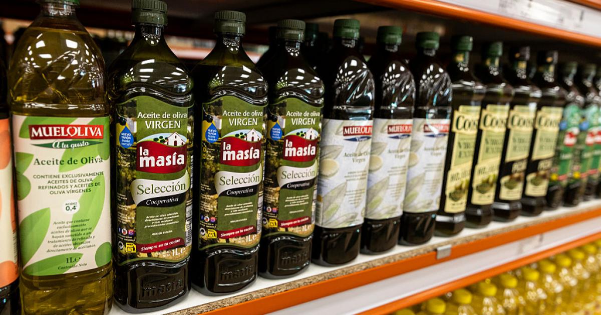 Lineal de un supermercado en España con varias marcas de aceite de oliva.
