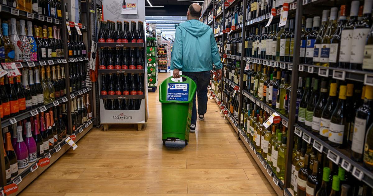 Un hombre camina por una vinoteca de Roma.
