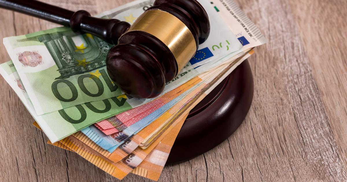 El mazo de un juez sobre billetes de euros