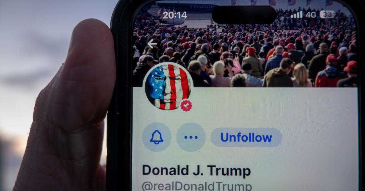 Imagen de archivo de un teléfono móvil con el perfil de Donald Trump, en su propia red social, Truth Social.