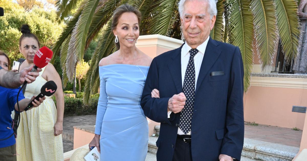 Isabel Preysler y Mario Vargas Llosa en la boda de Álvaro Castillejo y Cristina Fernández en Sotogrande en julio de 2022.