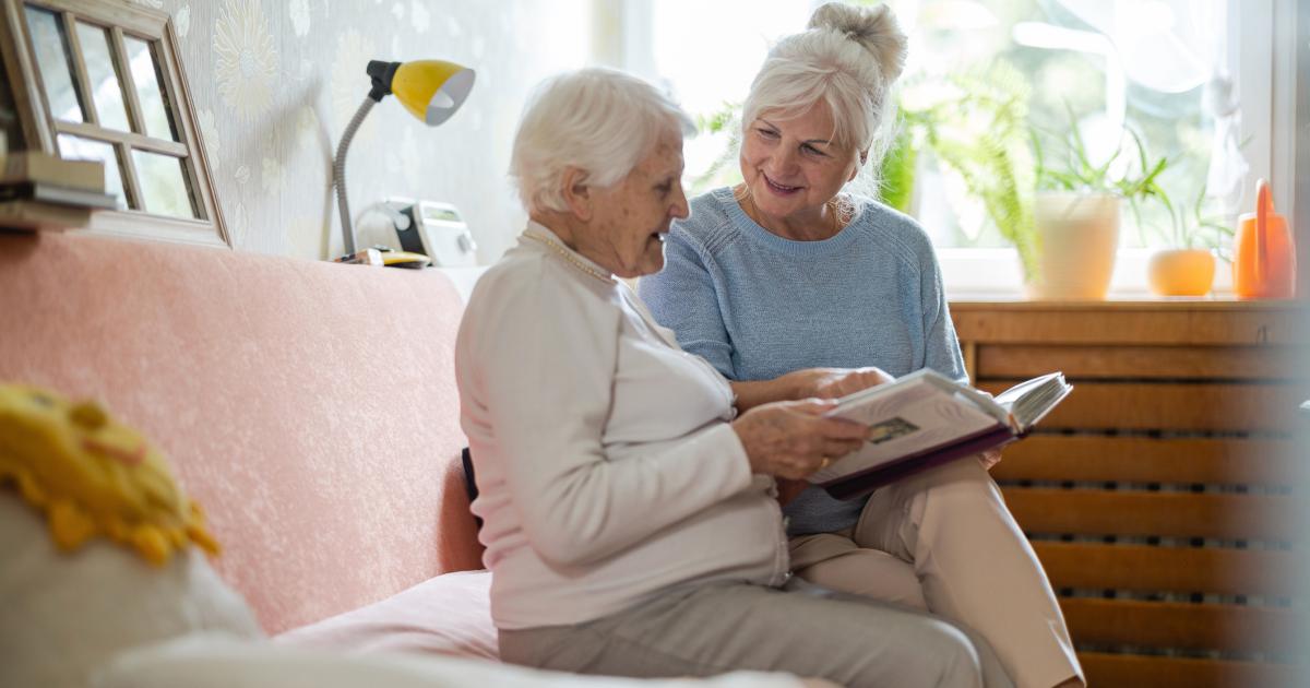 Una mujer mayor y su hija, en una imagen de archivo.