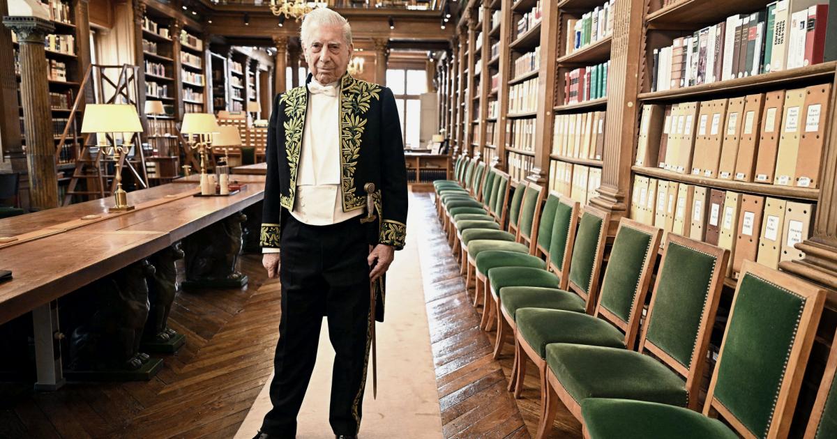 Vargas Llosa, en su ingreso en la Academia Francesa el 9 de febrero de 2023.