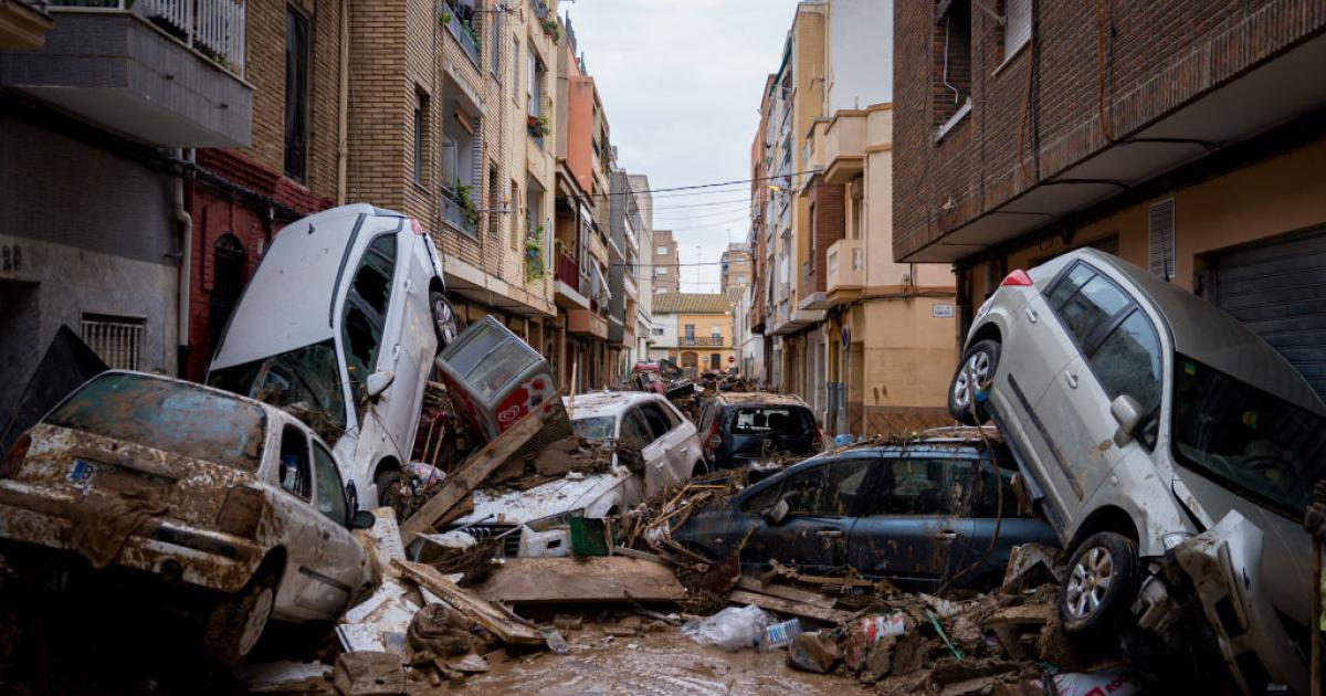 Coches destruidos y amontonado en las calle de Paiporta, tras el paso de la DANA por Valencia en octubre