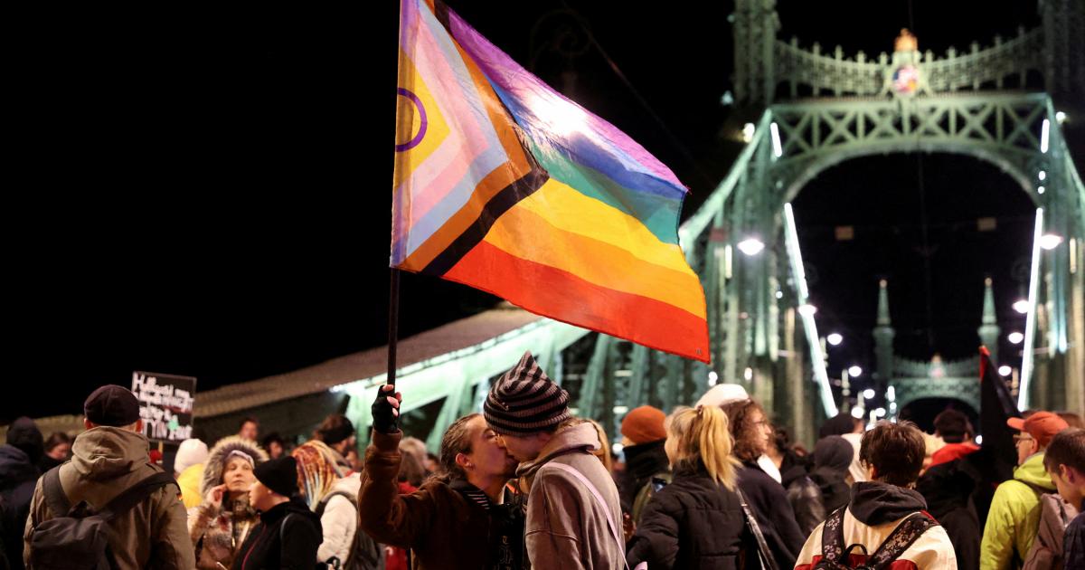 Dos manifestantes se besan mientras bloquean el Puente de la Libertad, en Budapest, tras la aprobación de la reforma constitucional que limitará los derechos LGTBIQ+ en Hungría.