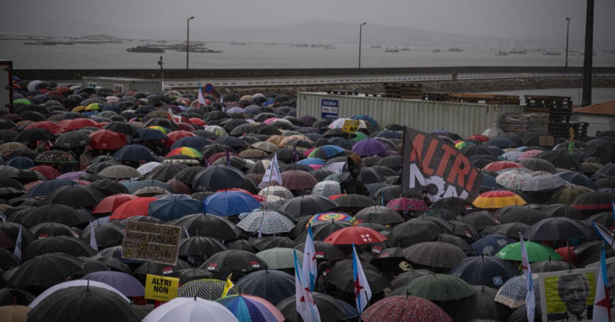 Miles de personas y centenares de embarcaciones salen a protestar en A Pobra do Caramiñal (Coruña) contra el proyecto industrial de una macropapelera de la multinacional lusa Altri en Palas de Rei (Lugo).