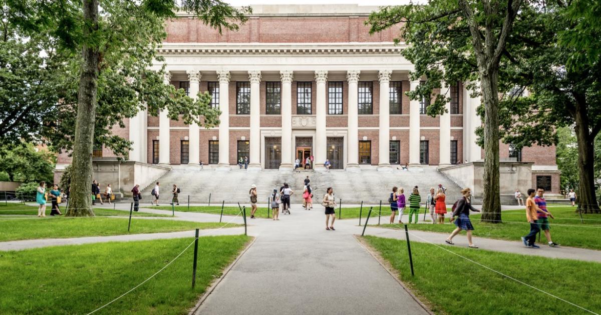 Vista del campus de la Universidad de Harvard, con algunos turistas y estudiantes.