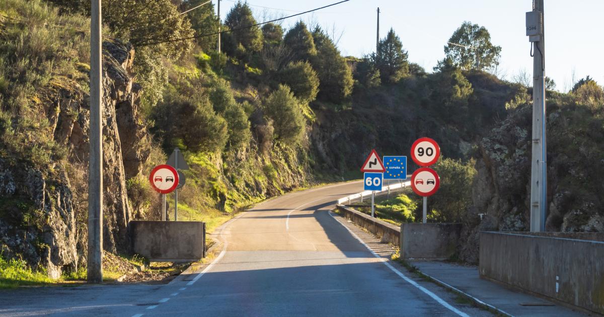Carretera fronteriza entre Portugal y España en la provincia de Salamanca