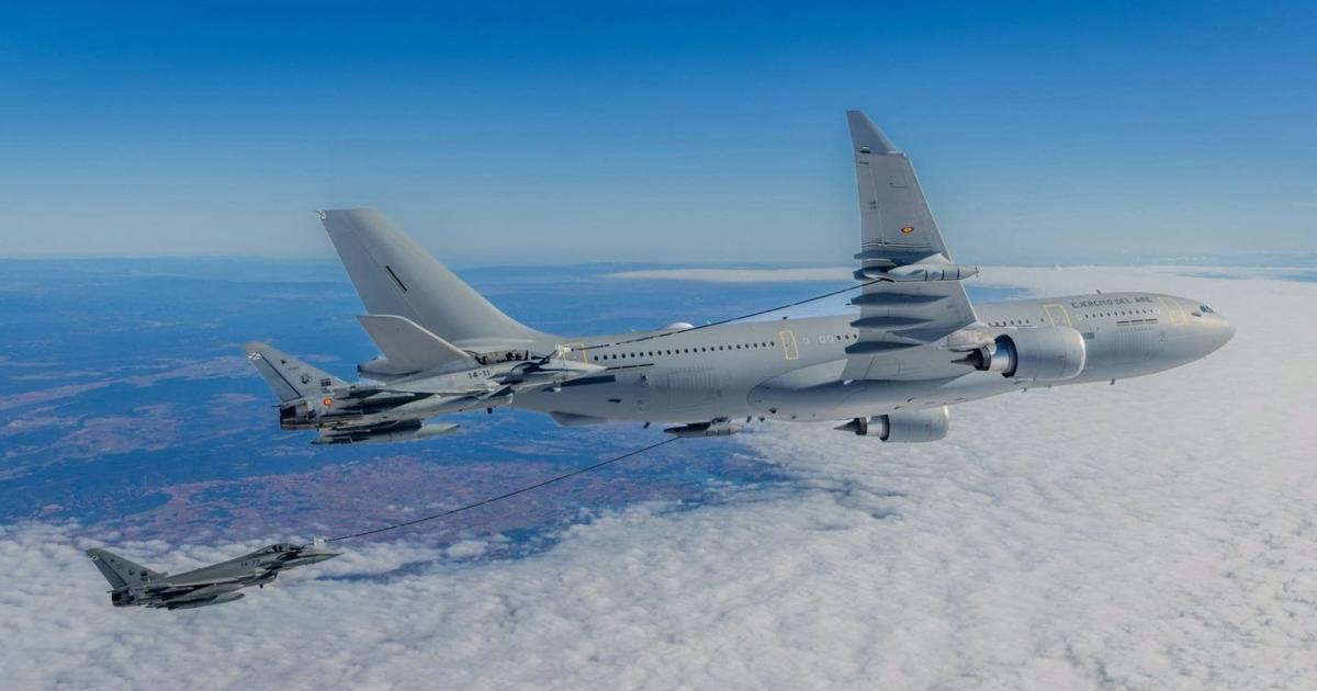 Un Airbus A330 MRTT abasteciendo combustible durante el vuelo