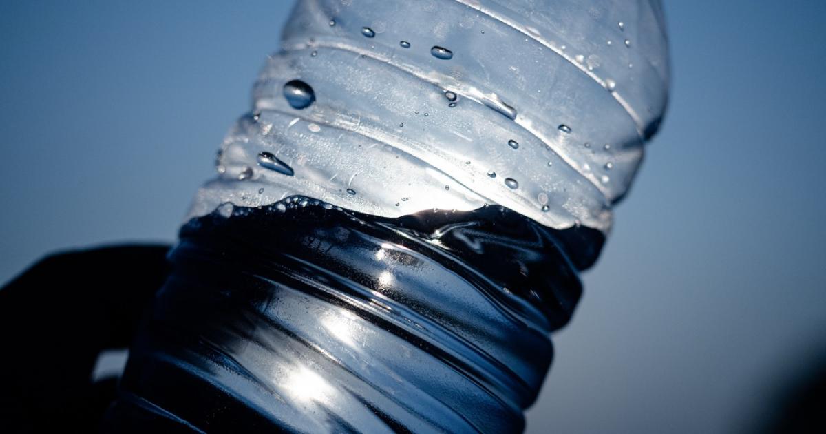 Una botella de agua mineral embotellada.