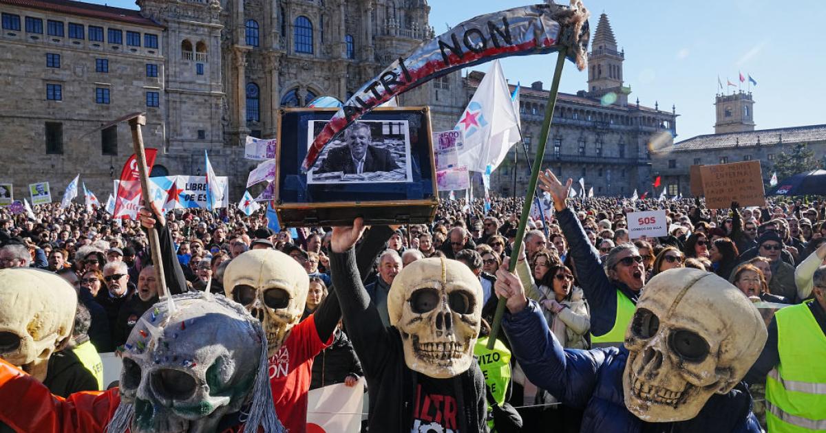 Miles de personas en una multitudinaria protesta en Santiago de Compostela contra la instalación de Altri en Galicia.