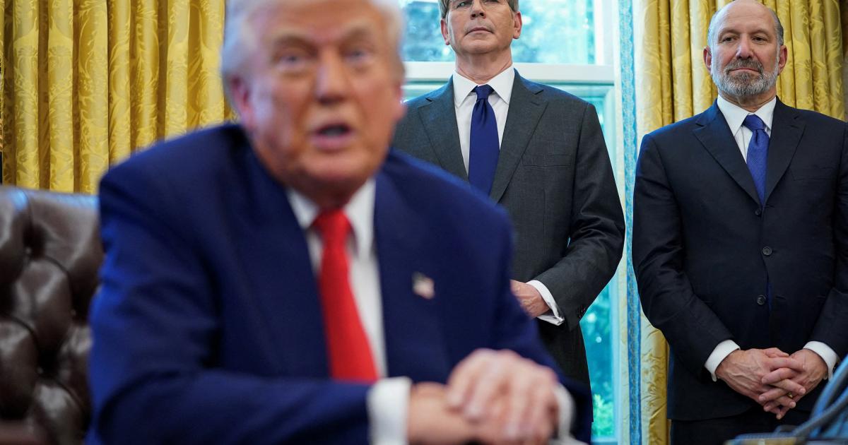 El secretario de Comercio de EE. UU., Howard Lutnick, y el secretario del Tesoro, Scott Bessent, observan mientras el presidente Donald Trump firma órdenes ejecutivas y proclamaciones en la Oficina Oval.