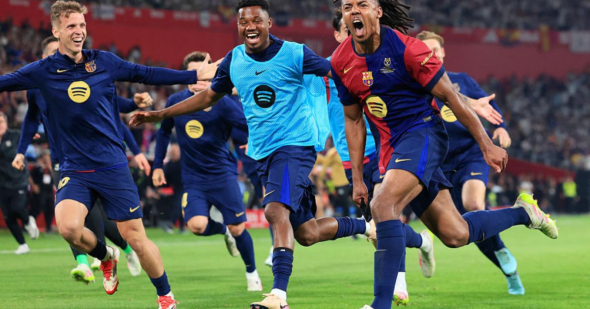 Éxtasis del Barça tras el gol de Koundé