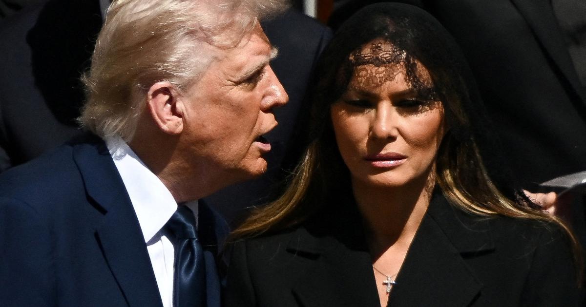 El presidente de Estados Unidos, Donald Trump, habla con su mujer, Melania, en el funeral del papa Francisco.