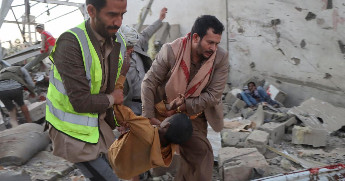 Personal de emergencias y voluntarios retiran cadáveres y heridos de entre los escombros del centro de detención temporal de migrantes que ha sido destruido tras un bombardeo de EEUU en Saada (Yemen).