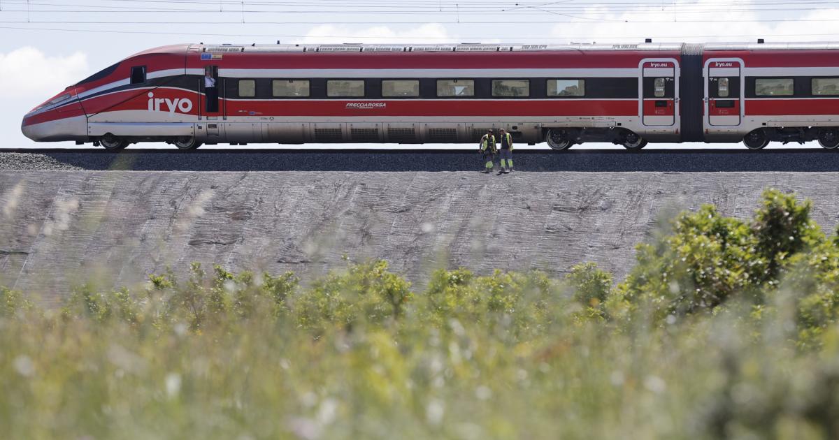 Un tren de Alta Velocidad permanece parado el las vías en Valencia, este lunes durante el masivo apagón sufrido por el sistema eléctrico en España.