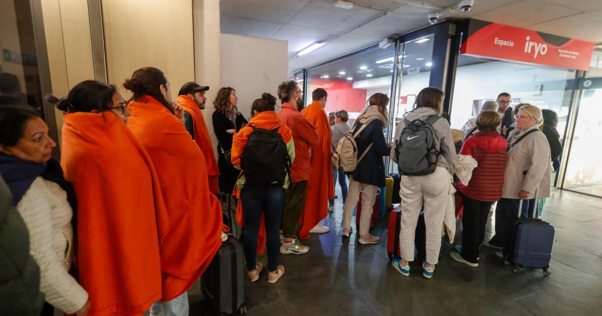 Un grupo de personas espera a la salida de los trenes en la estación de Delícias de Zaragoza para volver a sus casas este martes tras el apagón.