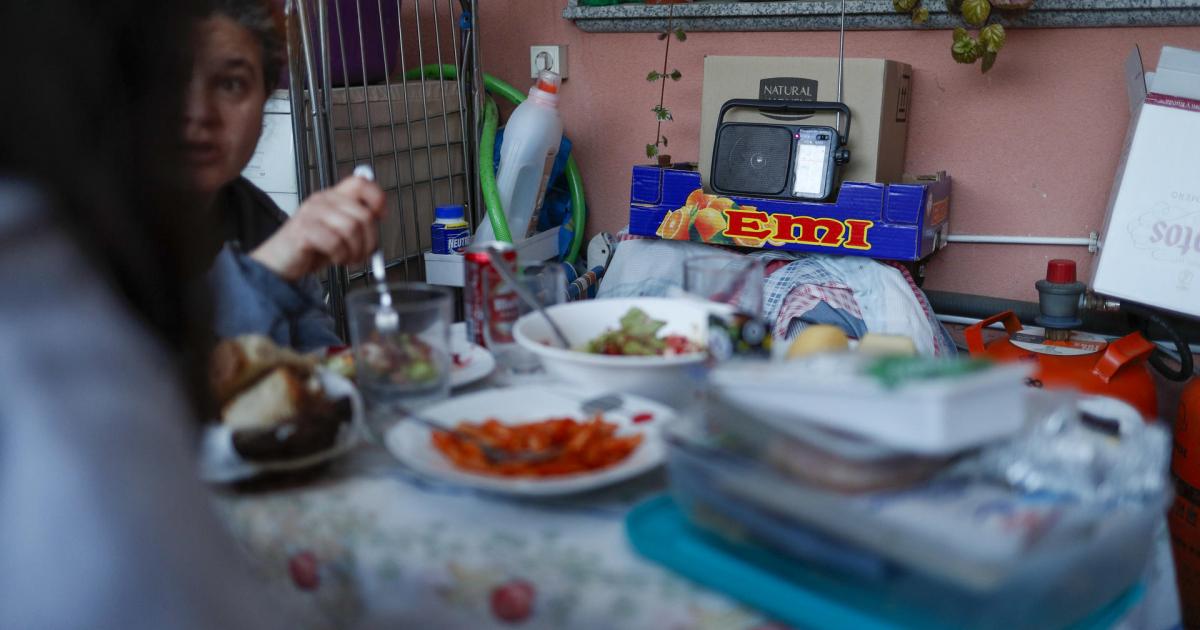 Una familia cena ayer al sur de Lugo, sin luz, solo con velas y una radio.