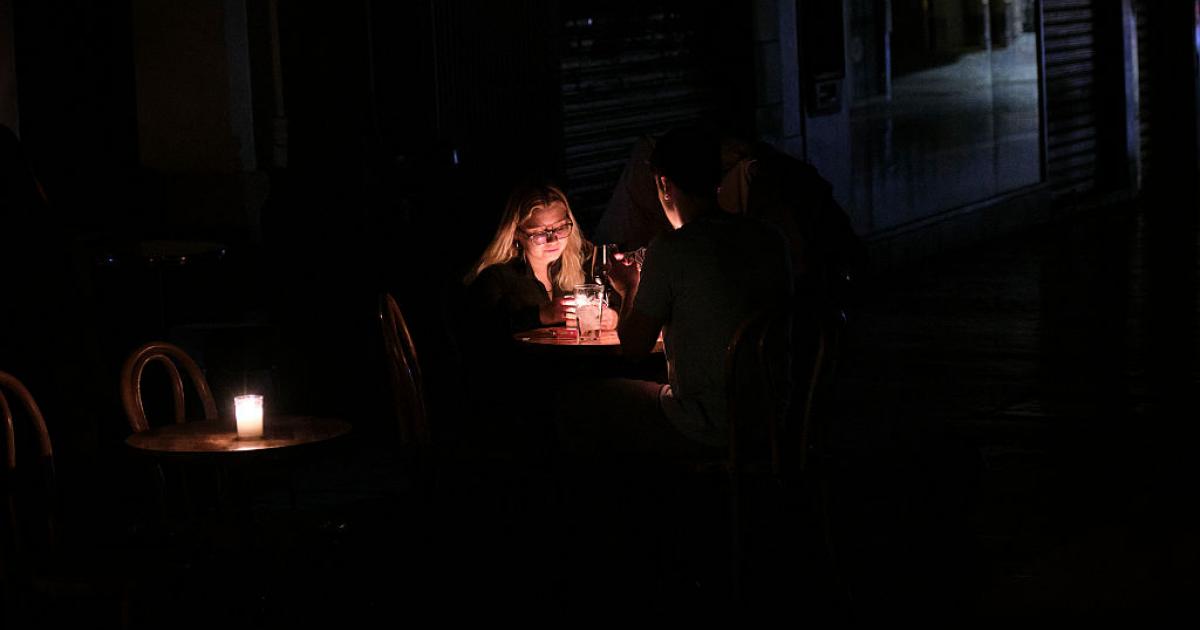 Unas personas, sin luz eléctrica en una casa de Málaga