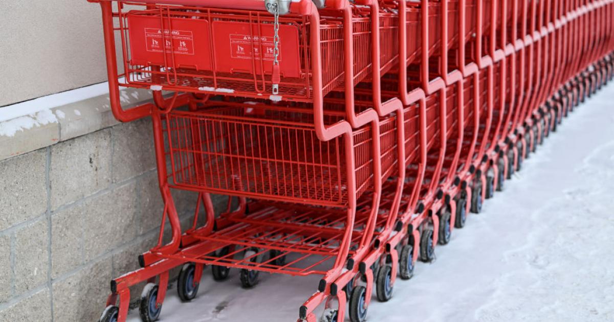 Imagen de una hilera de carritos de supermercados a la entrada del establecimiento.