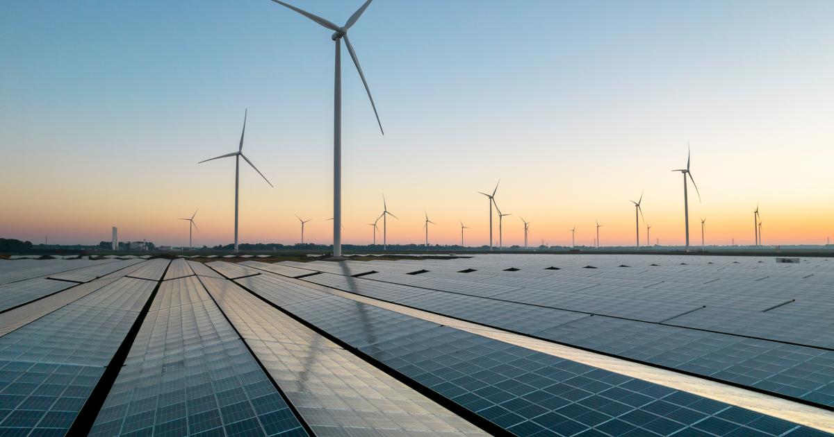 Paneles solares y turbinas eólicas.