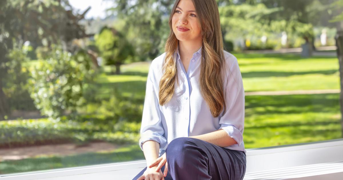 La infanta Sofía, en un retrato oficial por su 18 cumpleaños.