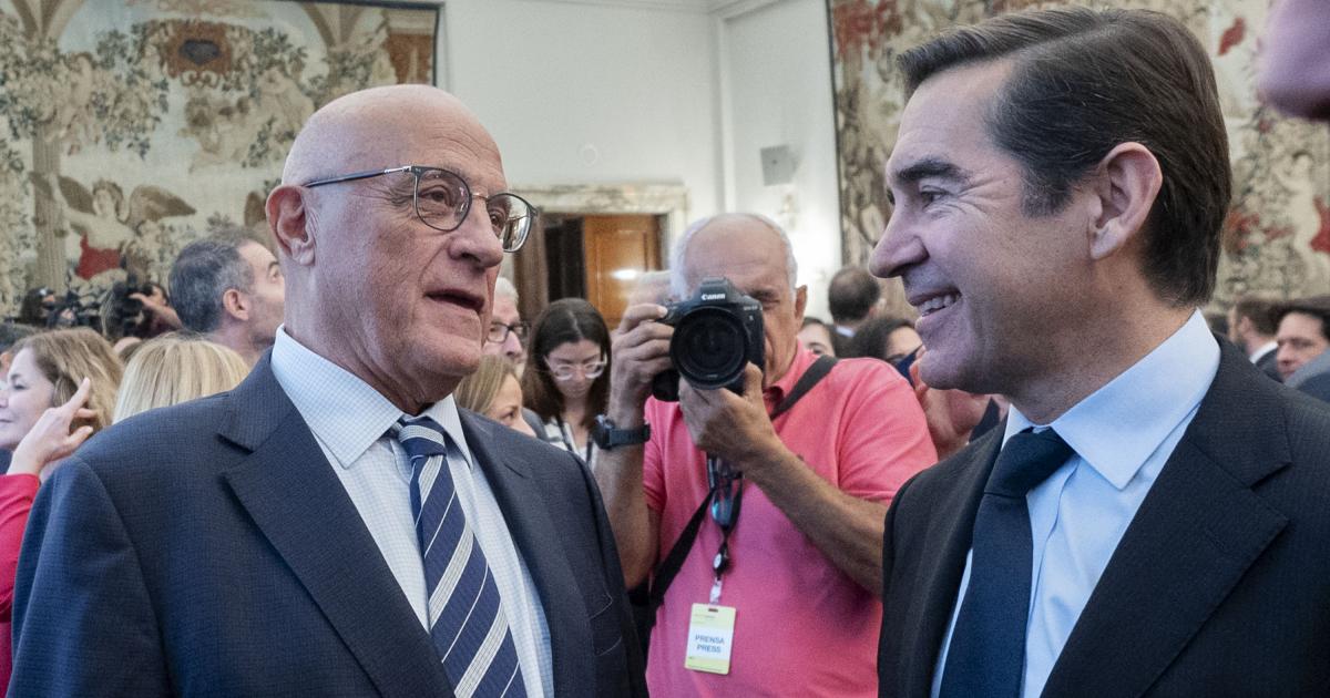 Foto de archivo del presidente de Sabadell, Josep Oliu, y el de BBVA, Carlos Torres.