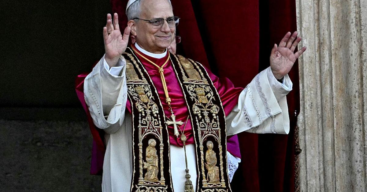 Robert Francis Prevost, el papa León XIV, saluda a los fieles en su presentación al mundo