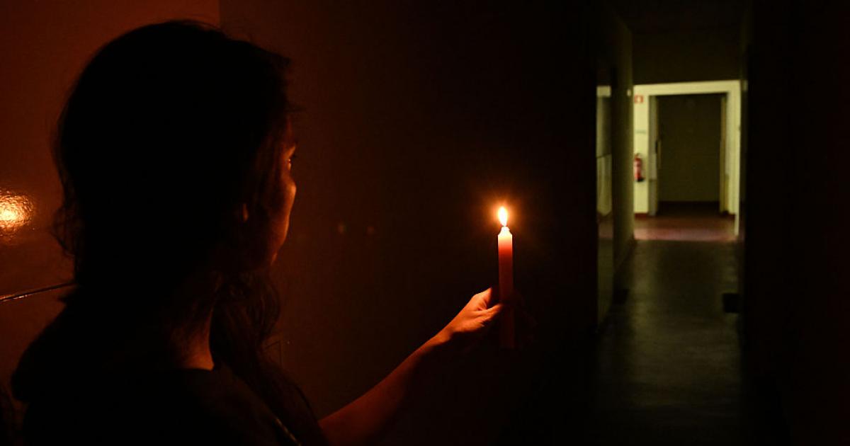 Una persona se alumbra con una vela en pleno apagón del pasado 28 de abril