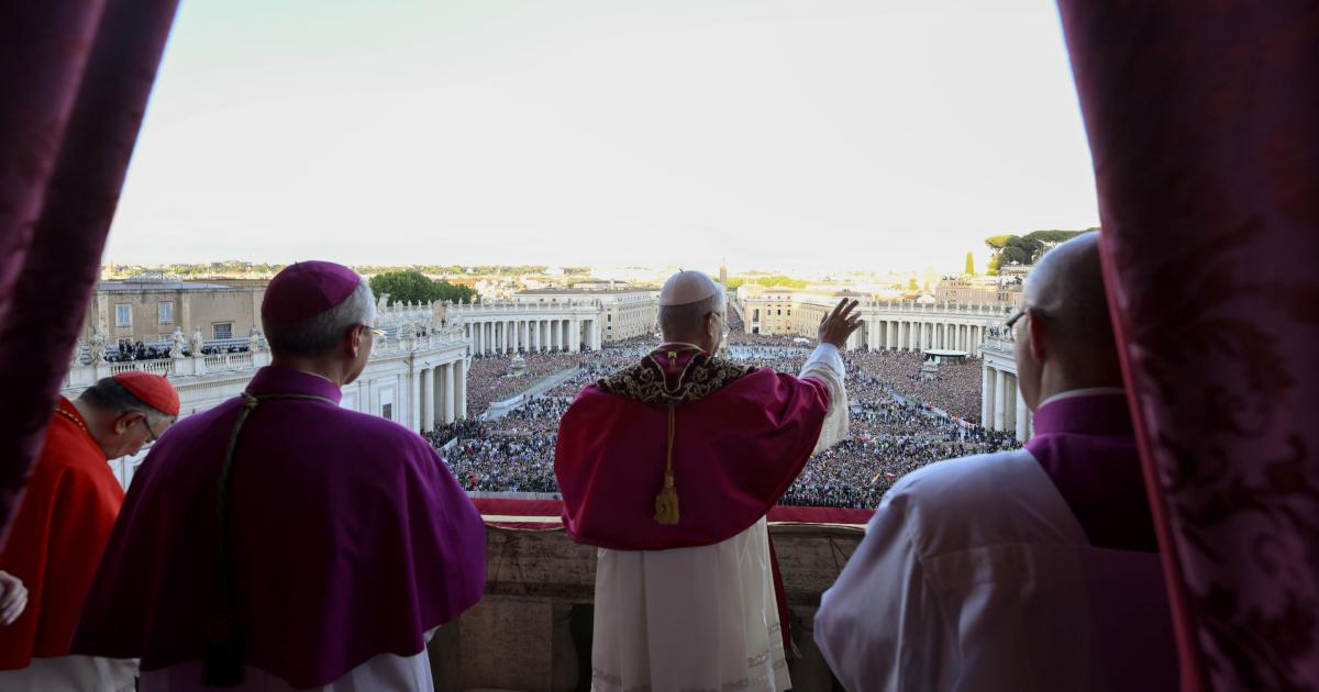 Foto del primer saludo del papa León XIV desde el Vaticano.