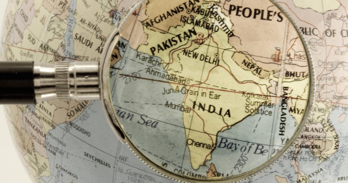 Imagen de un globo terráqueo, con una lupa enfocando a India y Pakistán.