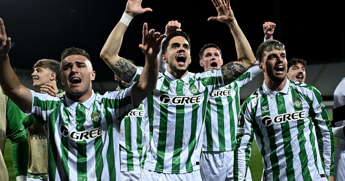 Los jugadores del Betis celebran la clasificación para la final de Conference League.
