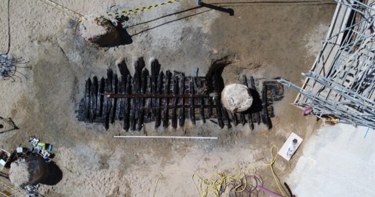 Restos arqueológicos del pecio de un barco hallados durante una obra en el antiguo Mercat del Peix, en la Ciutadella de Barcelona (Cataluña).