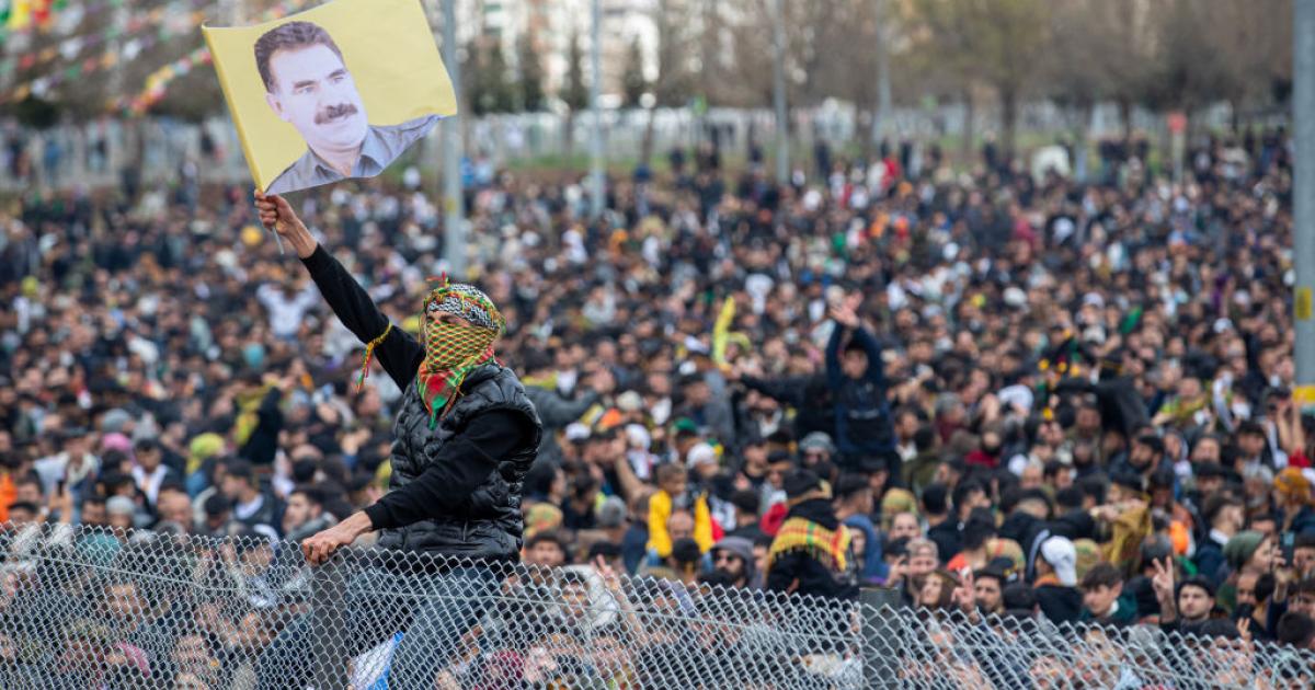 Manifestación prokurda en Ankara. Un joven porta un retrato de Abdullah Öcalan, fundador del PKK.