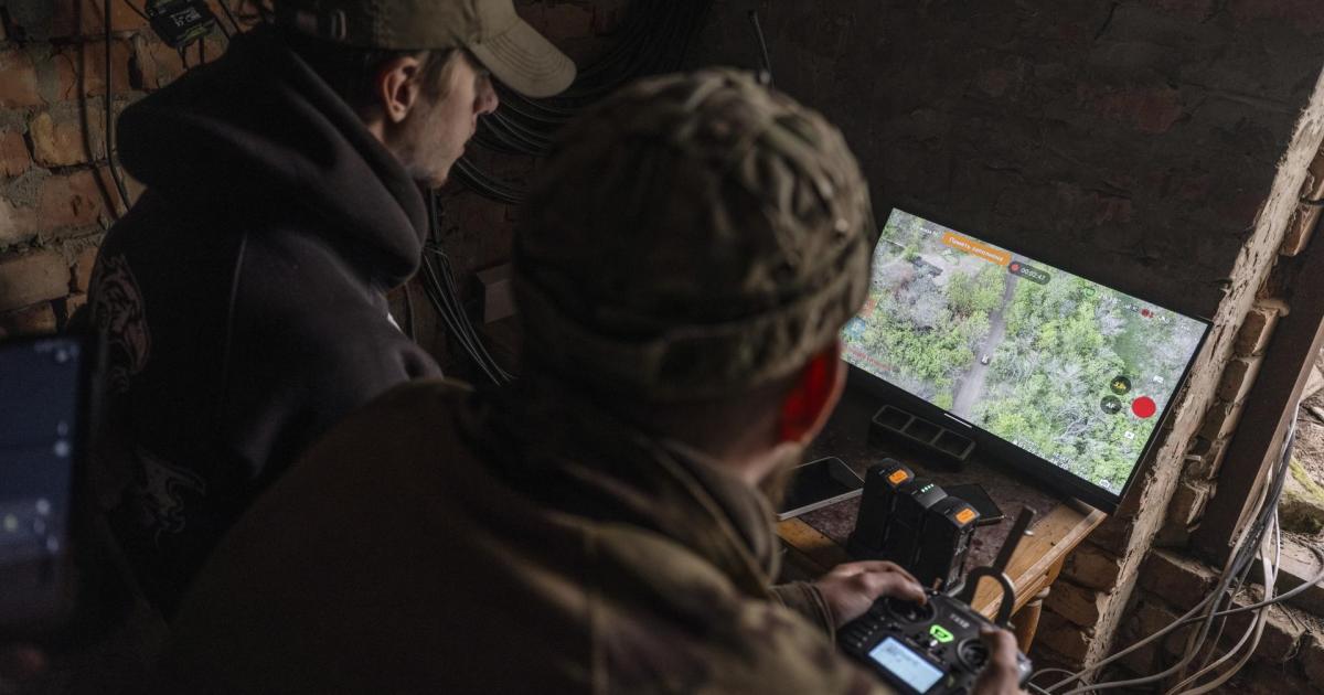 Soldados ucranianos utilizan drones para vigilar el frente.