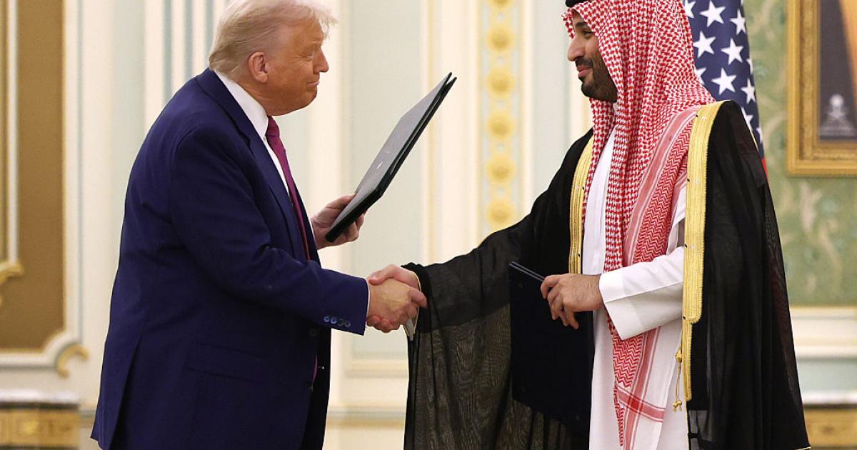 Donald Trump y Mohammed bin Salman firman el acuerdo comercial entre EEUU y Arabia Saudí