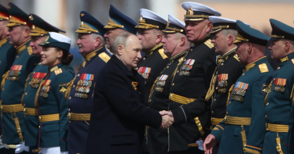 Ronda de saludos de Vladimir Putin en el desfile del Día de la Victoria en Moscú.