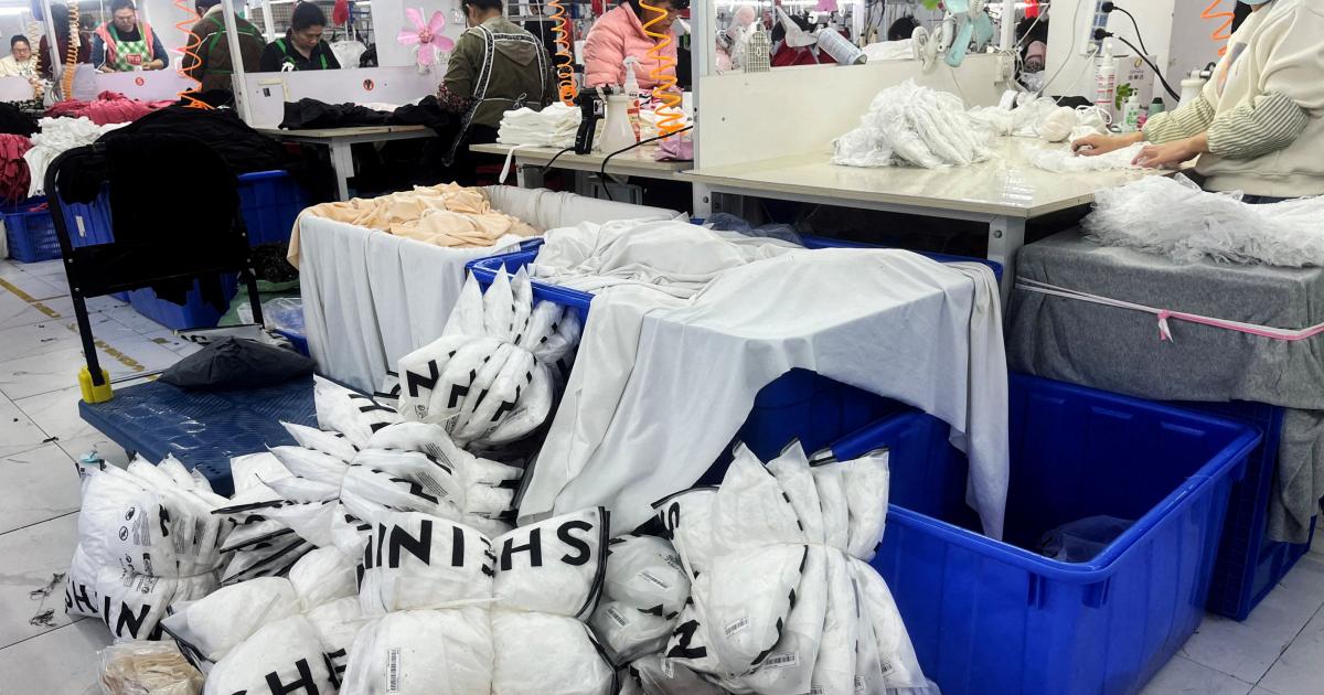 Trabajadores de Shein en la línea de producción.