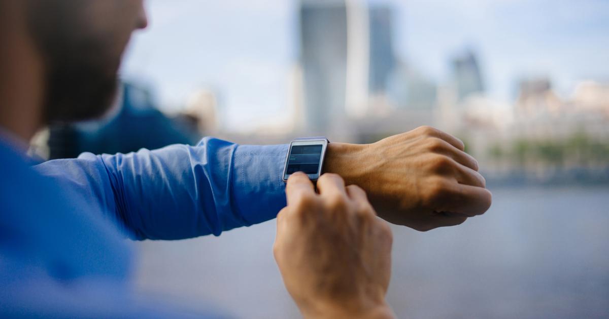 Una persona con un smartwatch.