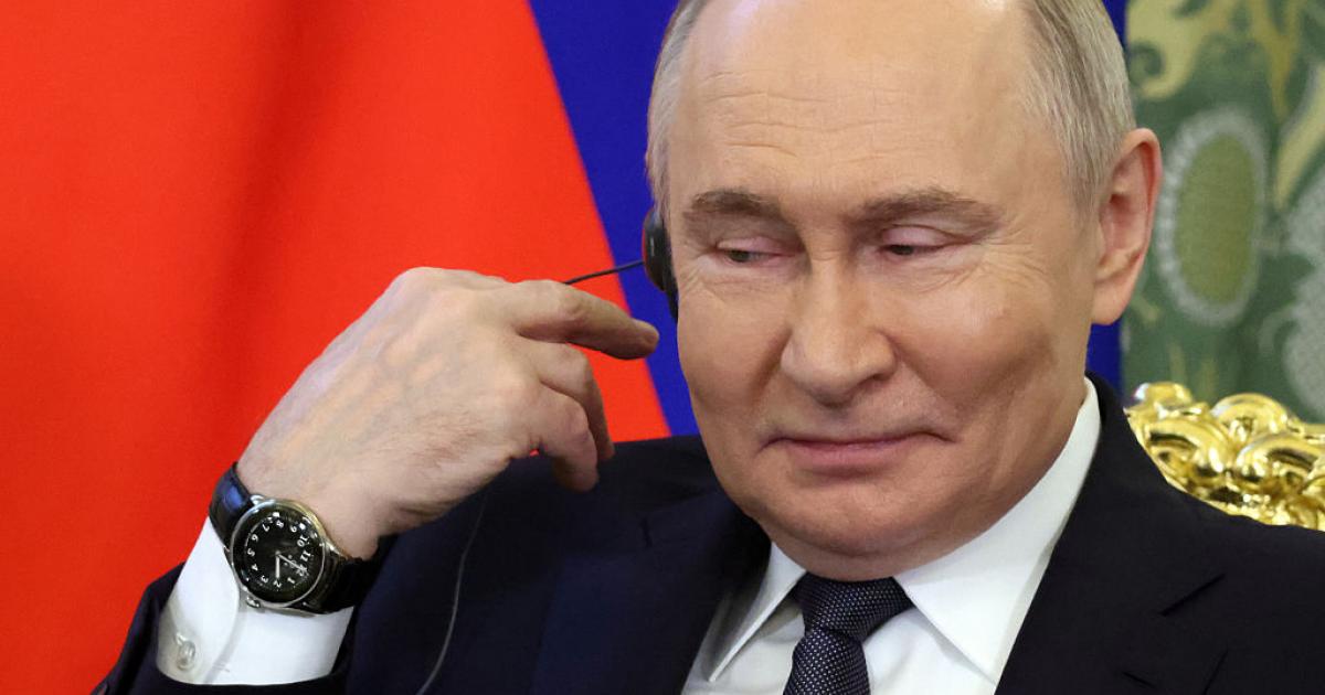 Vladimir Putin, pendiente de una traducción en su encuentro con la delegación de Malasia este miércoles