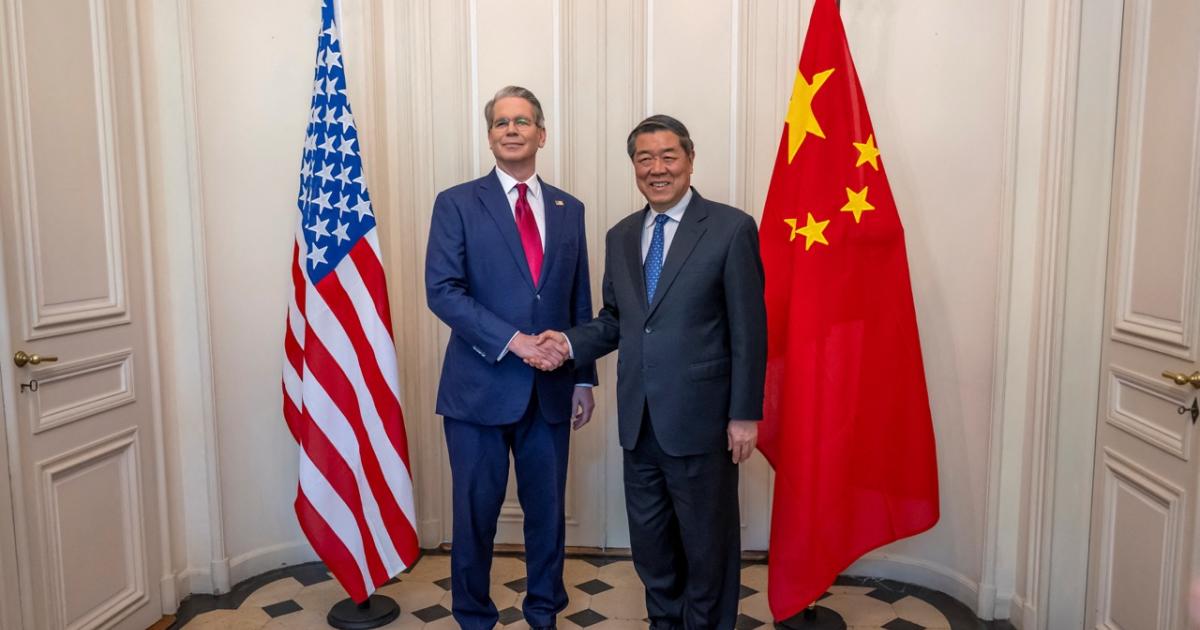 El secretario del Tesoro, Scott Bessent, estrecha la mano del vice primer ministro de China, He Lifeng