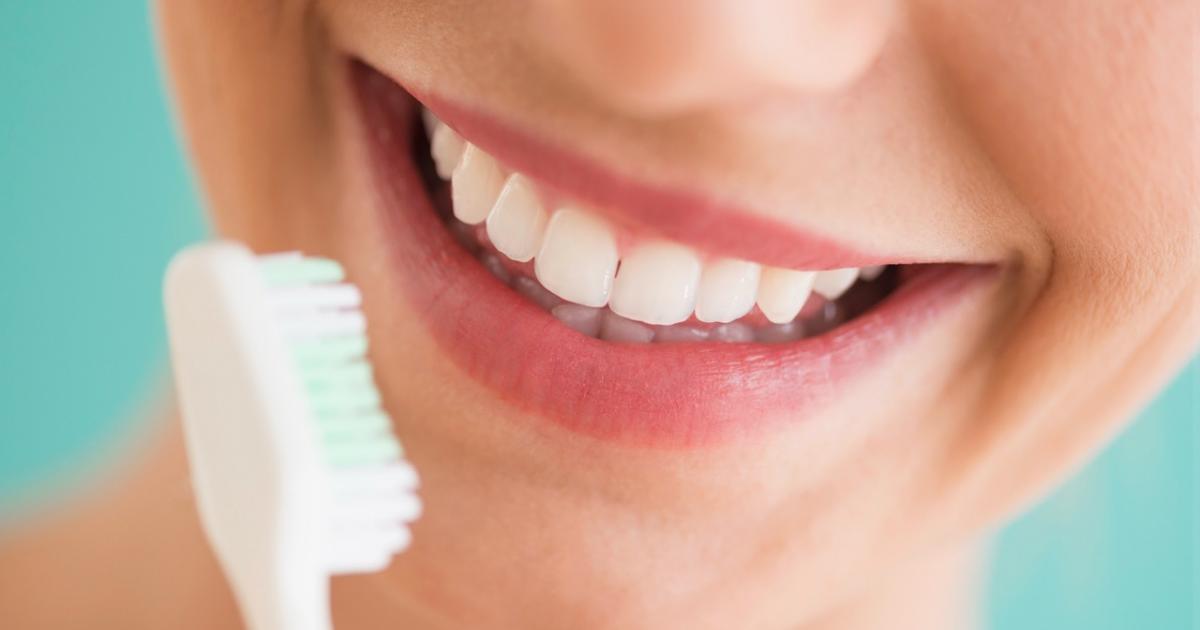 ¿Cómo mantener los dientes blancos? Con el blanqueamiento dental.