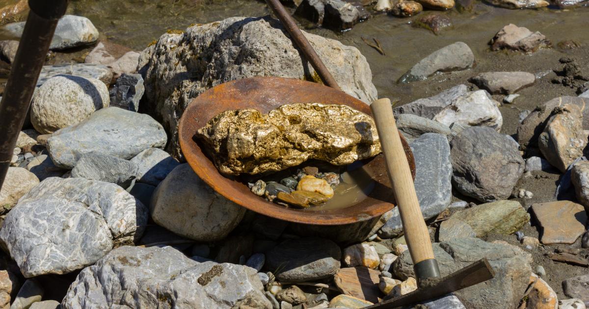 Oro sacado de un río, en una imagen de recurso