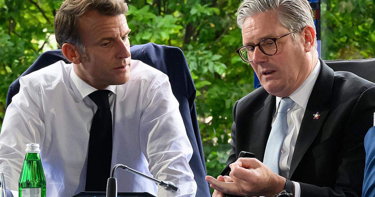 Emmanuel Macron y Keir Starmer charlan en la última reunión de líderes europeos de Albania.