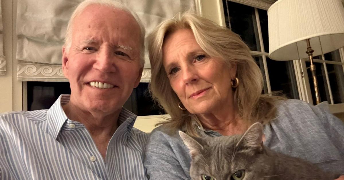 Imagen de Joe Biden, su mujer Jill y la gata Willow en la imagen difundida en redes sociales.