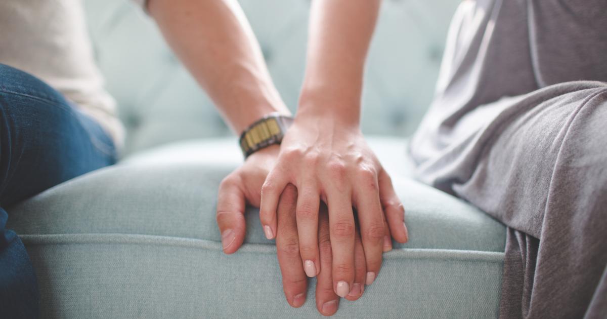 Un matrimonio dándose la mano.