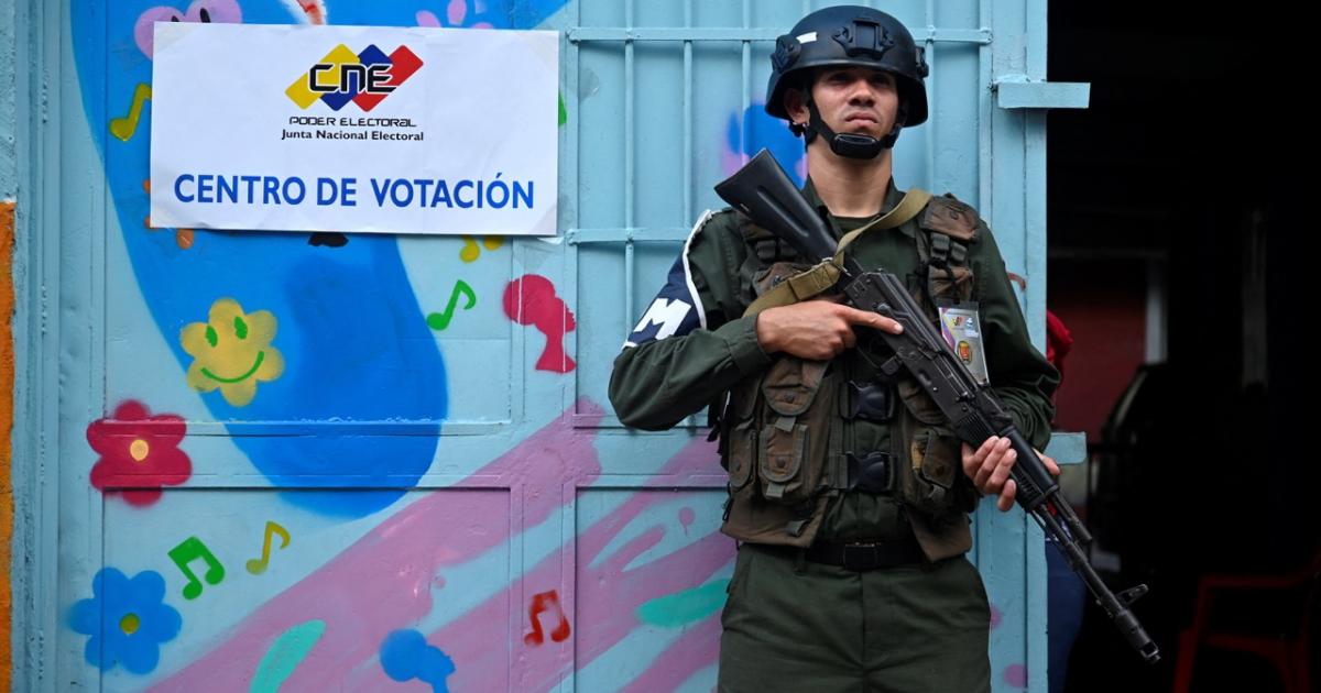 Un militar vigila un colegio electoral en las elecciones regionales y municipales de Venezuela.