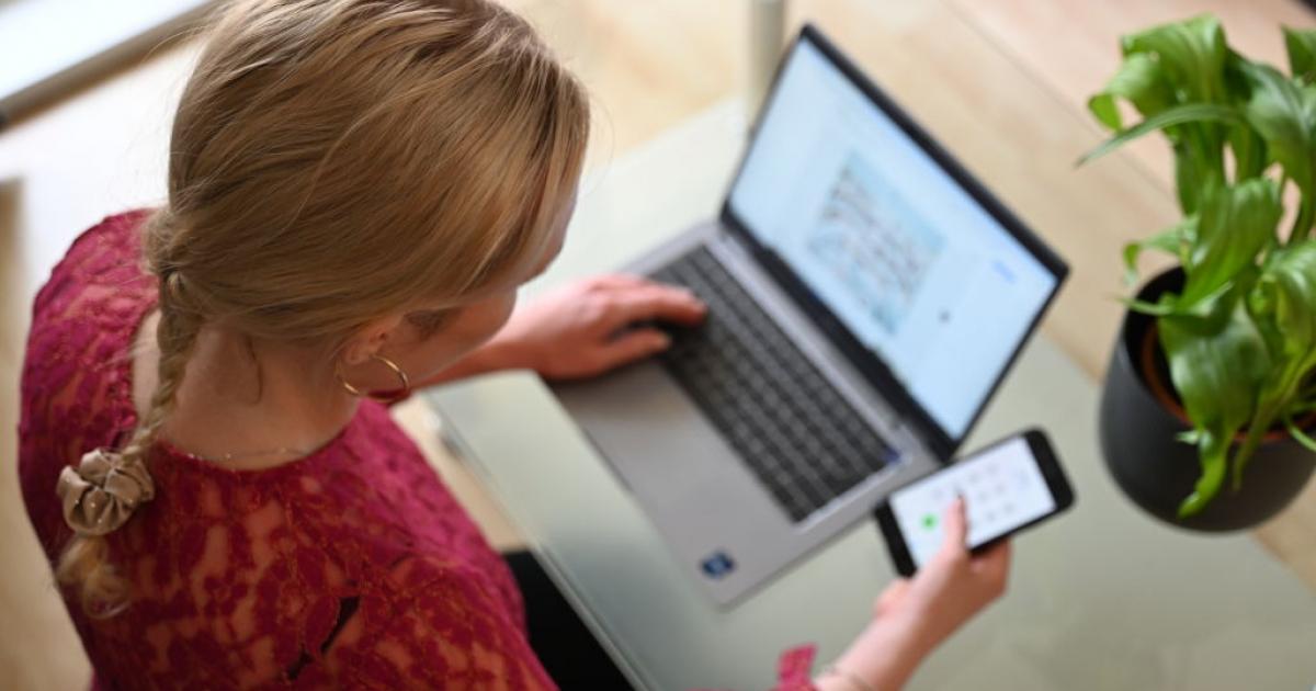 Una mujer, teletrabajando.